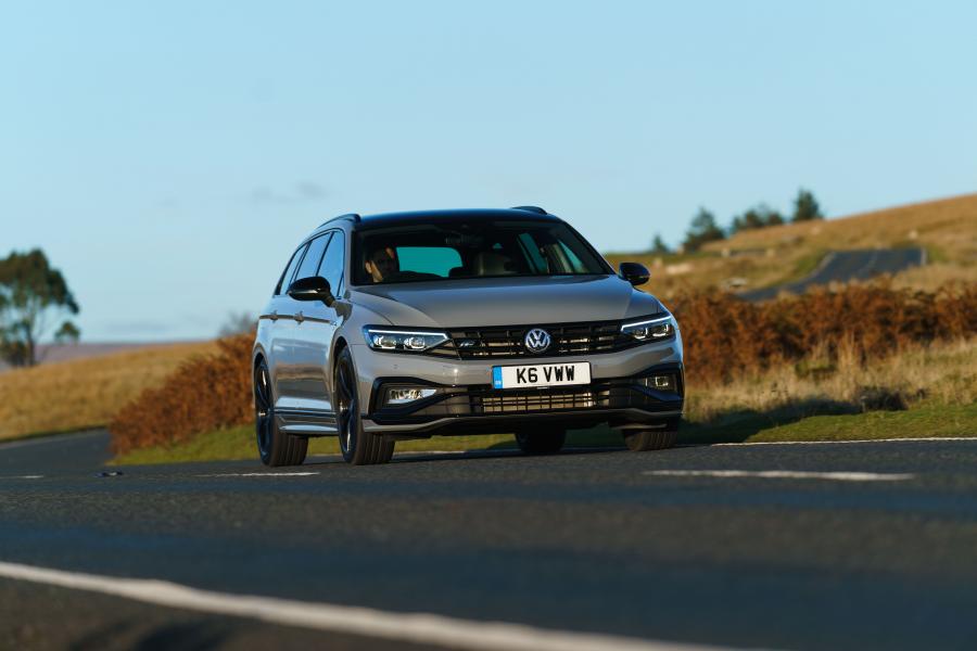  Volkswagen Passat Estate R-Line Edition (B8) 2019 года  (UK) (фото 6 из 31)